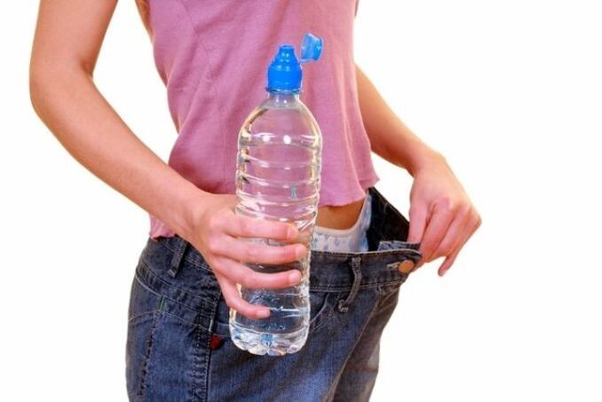 The amount of water needed every day to lose weight